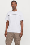 Wit T-shirt met korte mouwen van JACK & JONES, met een gedrukte zwarte horizontale streep, gedragen met een beige cargobroek.