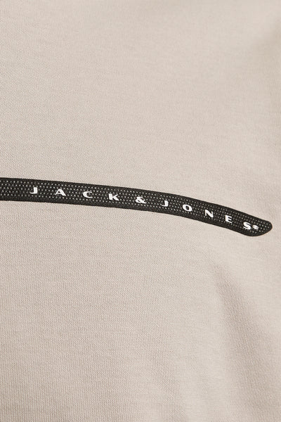T-shirt beige à manches courtes de JACK & JONES, avec un logo imprimé sur une bande horizontale.