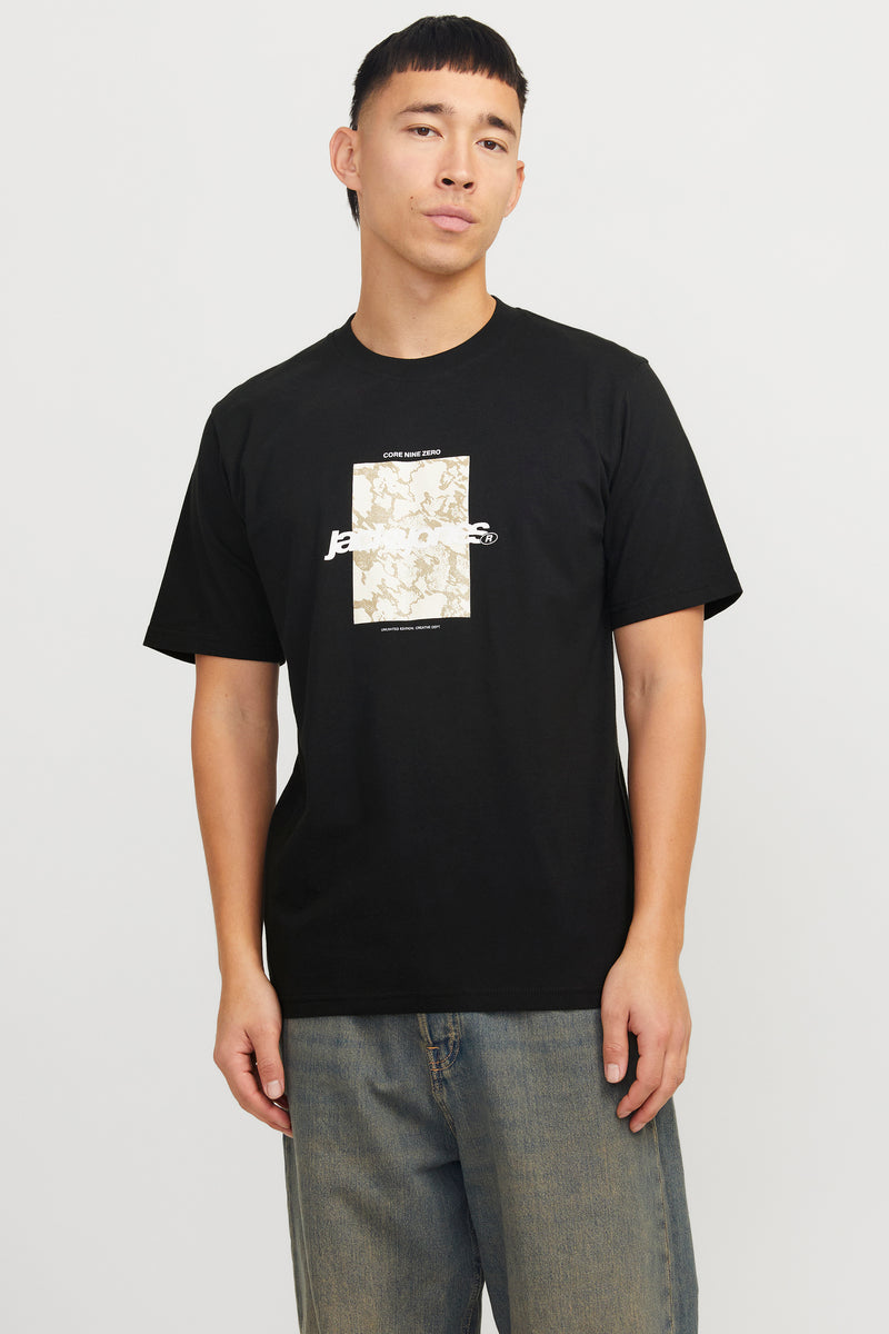 Zwarte korte mouw T-shirt van Originals by Jack & Jones, met een gegraveerd grafisch print.
