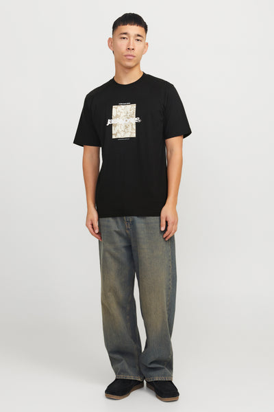 Zwarte korte mouw T-shirt van Originals by Jack & Jones, met een grafisch ontwerp op de voorzijde, gedragen met een brede jeans.