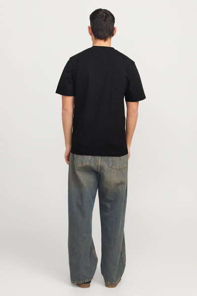Zwart t-shirt met korte mouwen van ORIGINALS BY JACK & JONES, gedragen met een ruime blauwe jeans, rugzijde.