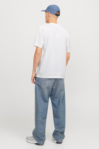 Wit T-shirt met korte mouwen van ORIGINALS BY JACK & JONES, gedragen met een hoed en een wijde jeans.