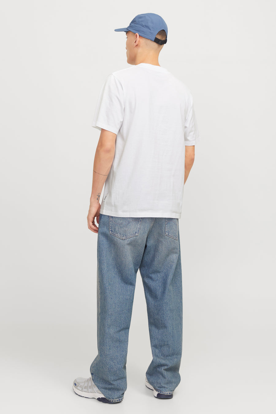 Wit T-shirt met korte mouwen van ORIGINALS BY JACK & JONES, gedragen met een hoed en een wijde jeans.