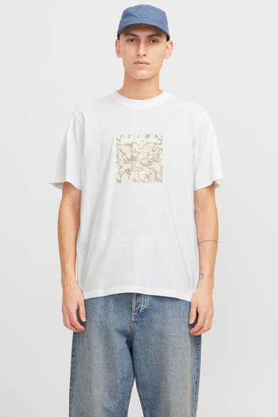 Wit T-shirt met korte mouwen, van ORIGINALS BY JACK & JONES, met een camouflageprint op de voorkant, gedragen met een blauwe jeans en een blauwe pet.