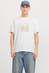 Wit T-shirt met korte mouwen, van ORIGINALS BY JACK & JONES, met een camouflageprint op de voorkant, gedragen met een blauwe jeans en een blauwe pet.