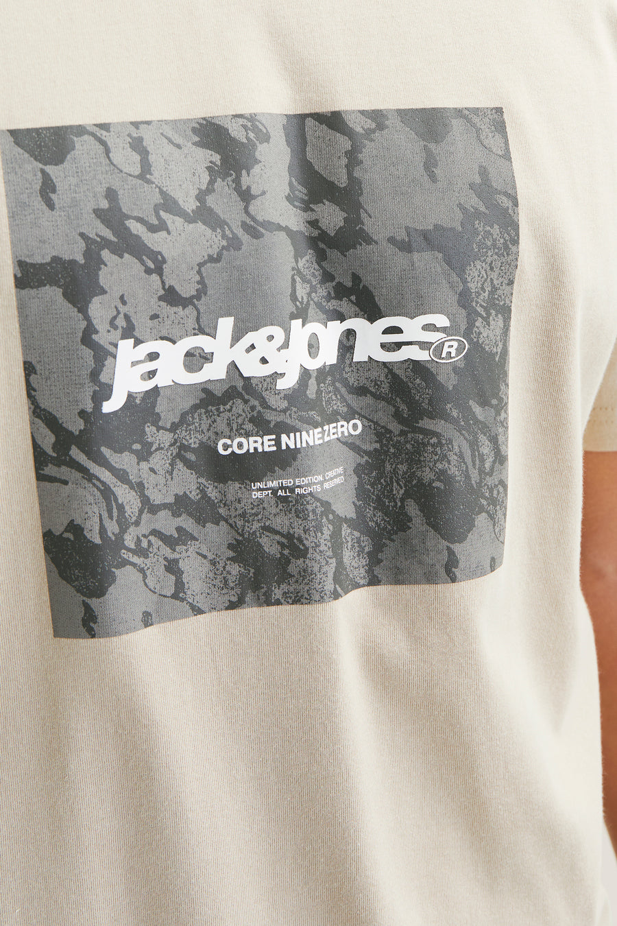 Beige T-shirt met korte mouwen van ORIGINALS BY JACK & JONES met camouflageprint op de voorkant.