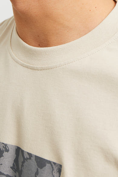 Beige T-shirt met korte mouwen ORIGINALS BY JACK & JONES, met opgedrukte details aan de onderkant.