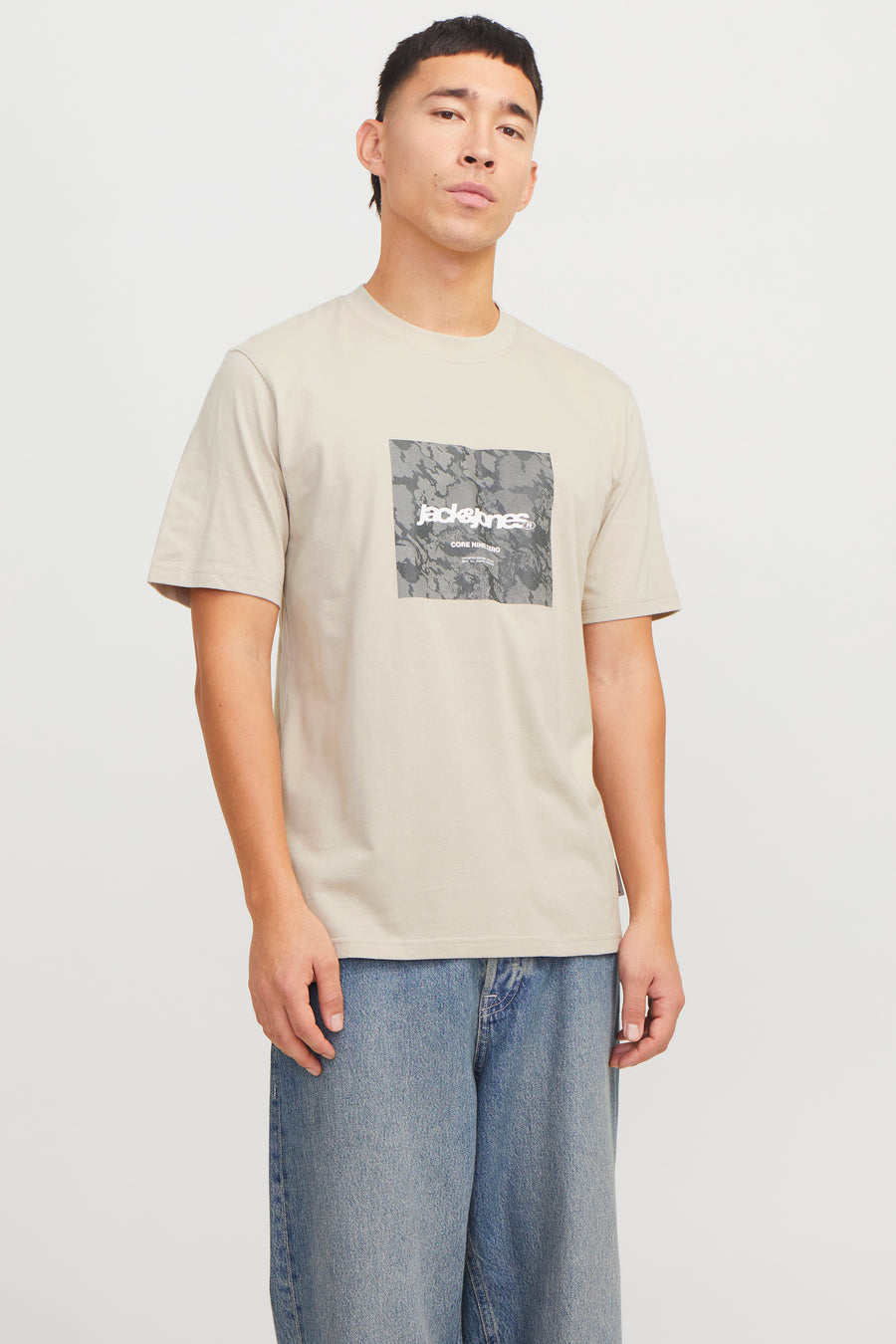 Beige T-shirt met korte mouwen van ORIGINALS BY JACK & JONES, met camouflageprint en gedragen met een blauwe jeans.