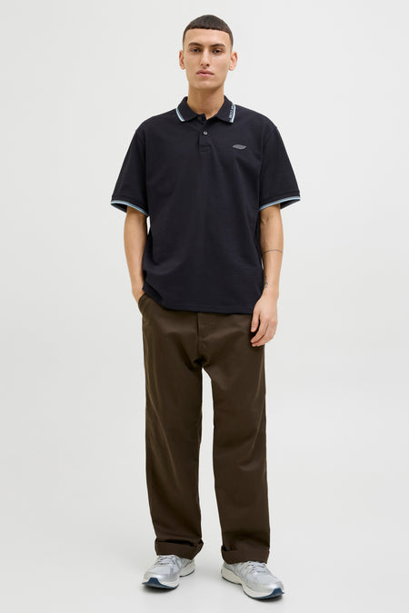 Zwart poloshirt met korte mouwen van JACK & JONES, met blauwe strepen op de kraag en mouwen.