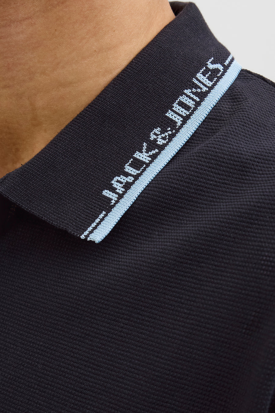 Zwart poloshirt met korte mouwen van JACK & JONES, met logo op de kraagrand.