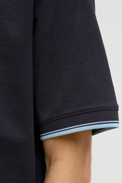 Zwart poloshirt met korte mouwen van JACK & JONES, in piquébreiwerk met contrasterende strepen aan de mouwboorden.