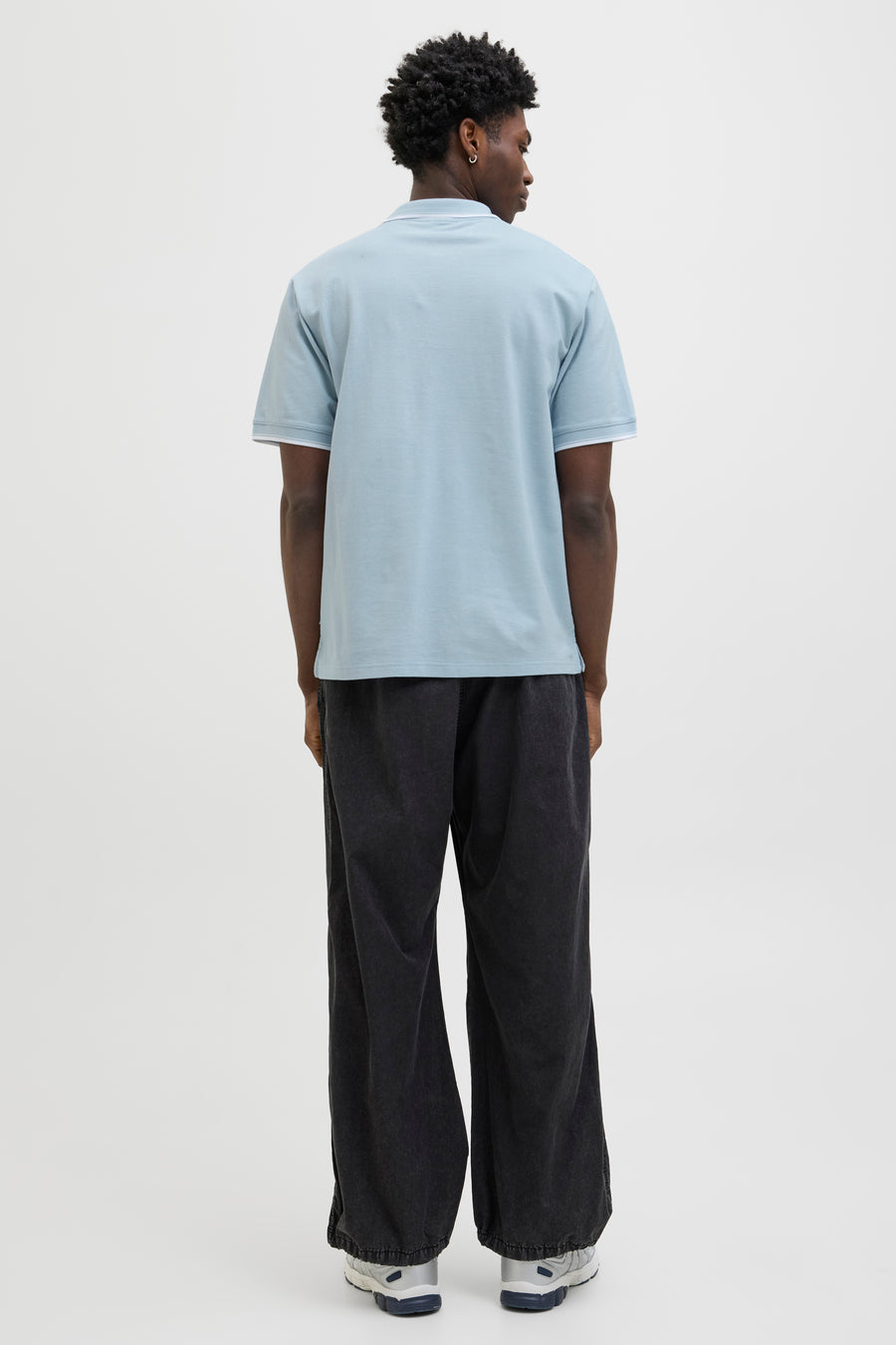 Blauw poloshirt met korte mouwen van JACK & JONES, met witte afwerkingen aan de kraag en mouwen.