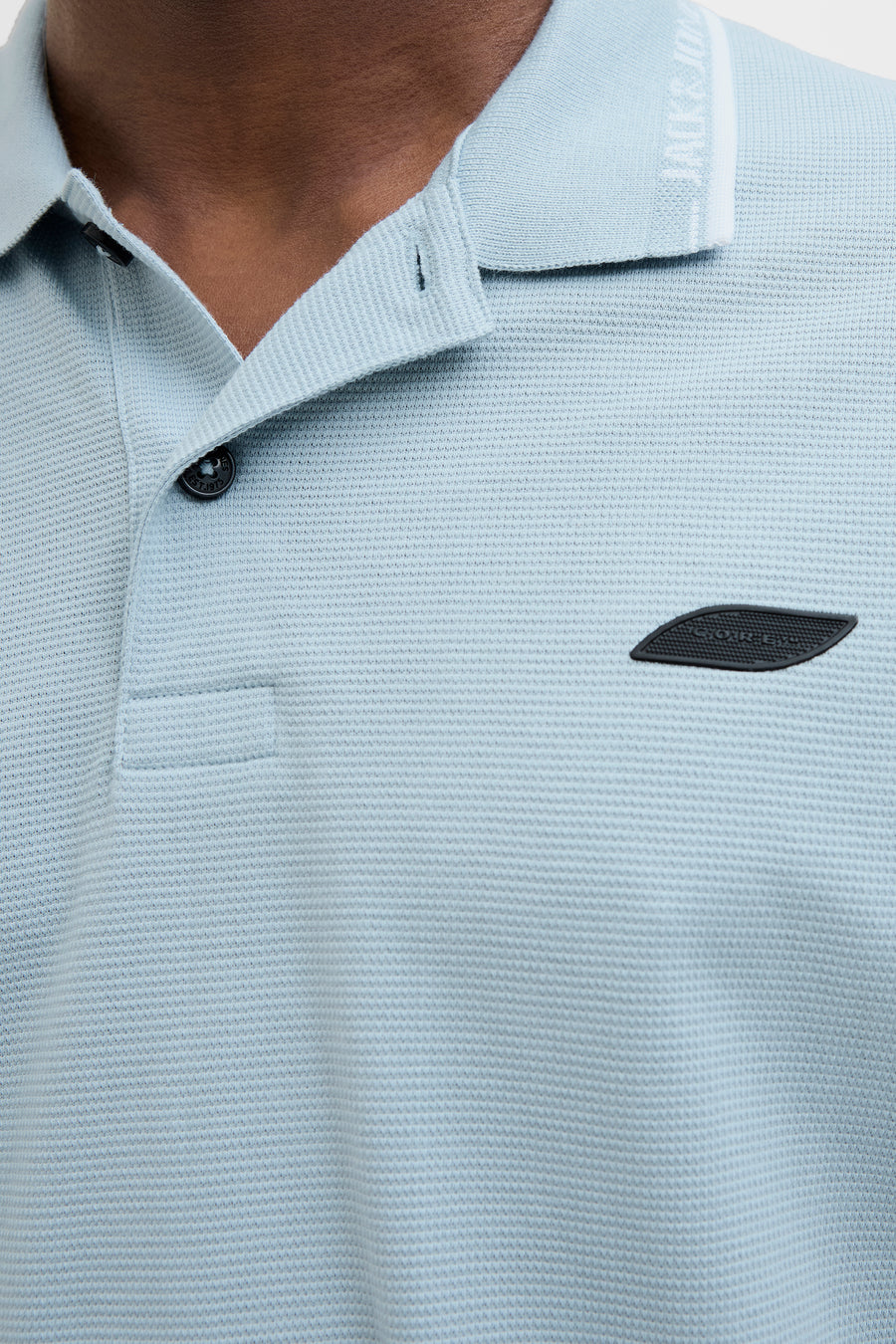 Blauwe polo met korte mouwen van JACK & JONES, met piqué textuur en zwarte logo details.