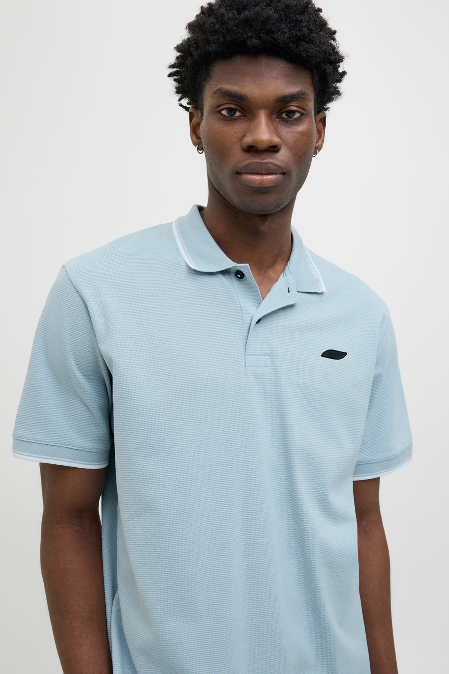 Blauw poloshirt met korte mouwen van JACK & JONES, met witte bies op de kraag en mouwen.