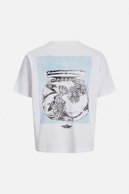 Wit T-shirt met korte mouwen van Originals by Jack & Jones met bloemenprint op de rug op een lichtblauwe achtergrond.