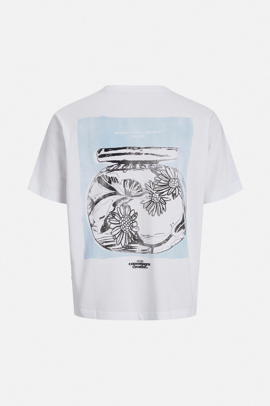 Wit T-shirt met korte mouwen van Originals by Jack & Jones met bloemenprint op de rug op een lichtblauwe achtergrond.