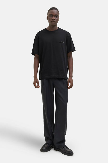 Zwart T-shirt met korte mouwen van ORIGINALS BY JACK & JONES gedragen met een zwarte wijde broek en zwarte schoenen.