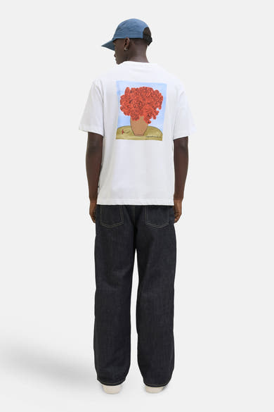 Wit T-shirt met korte mouwen van ORIGINALS BY JACK & JONES met bloemenprint op de rug, gedragen met een donkere spijkerbroek.
