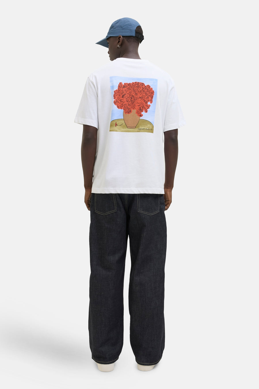 Wit T-shirt met korte mouwen van ORIGINALS BY JACK & JONES met bloemenprint op de rug, gedragen met een donkere spijkerbroek.