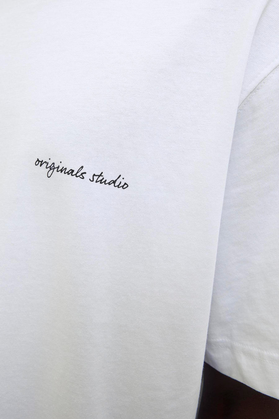 Wit T-shirt met korte mouwen van ORIGINALS BY JACK & JONES met zwarte handgeschreven tekst op de voorkant.