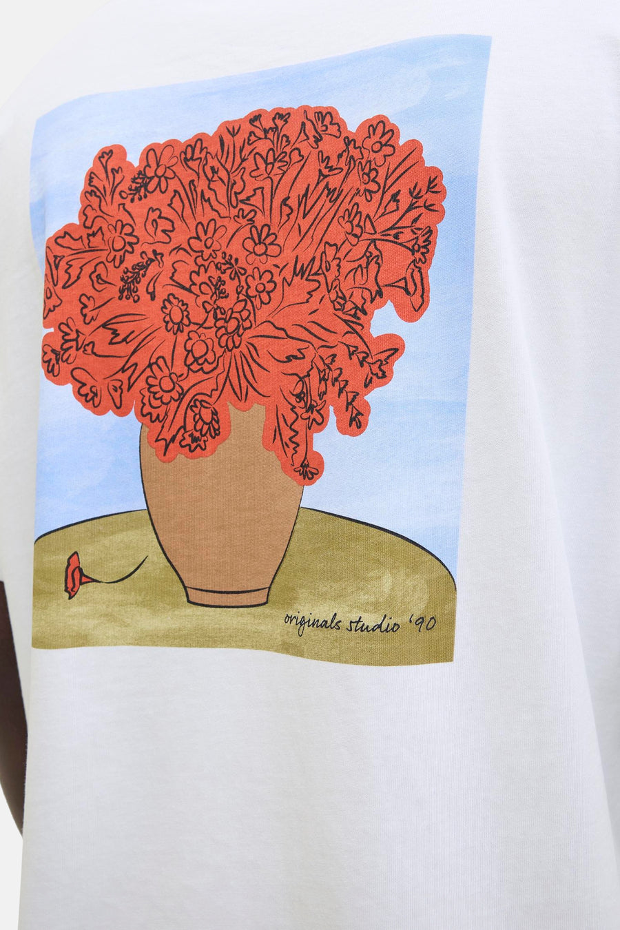 Wit T-shirt met korte mouwen van ORIGINALS BY JACK & JONES met een motief van rode bloemen in een vaas.