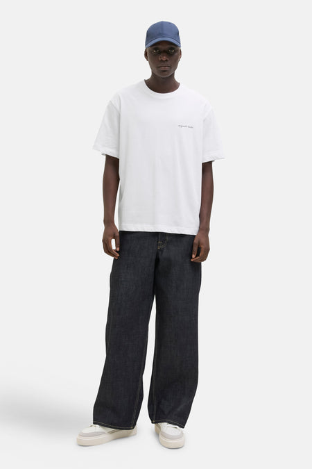 T-shirt blanc à manches courtes par ORIGINALS BY JACK & JONES, porté avec un pantalon ample.