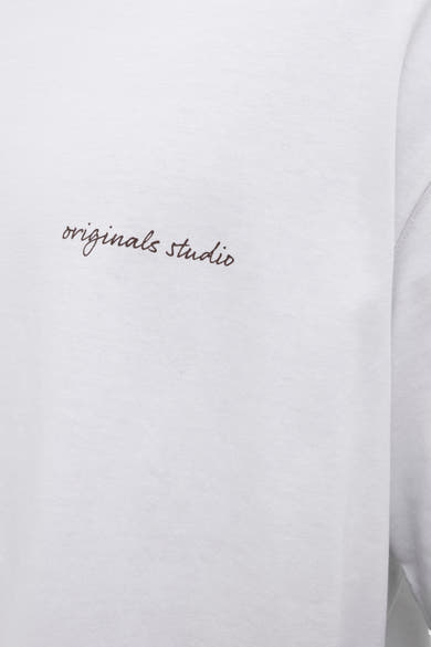 Wit T-shirt met korte mouwen van ORIGINALS BY JACK & JONES met handschrift, close-up.