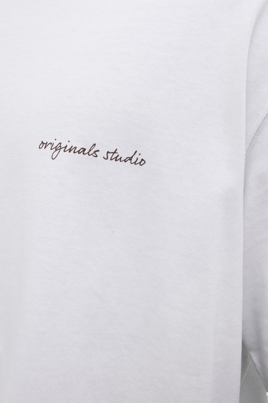 Wit T-shirt met korte mouwen van ORIGINALS BY JACK & JONES met handschrift, close-up.
