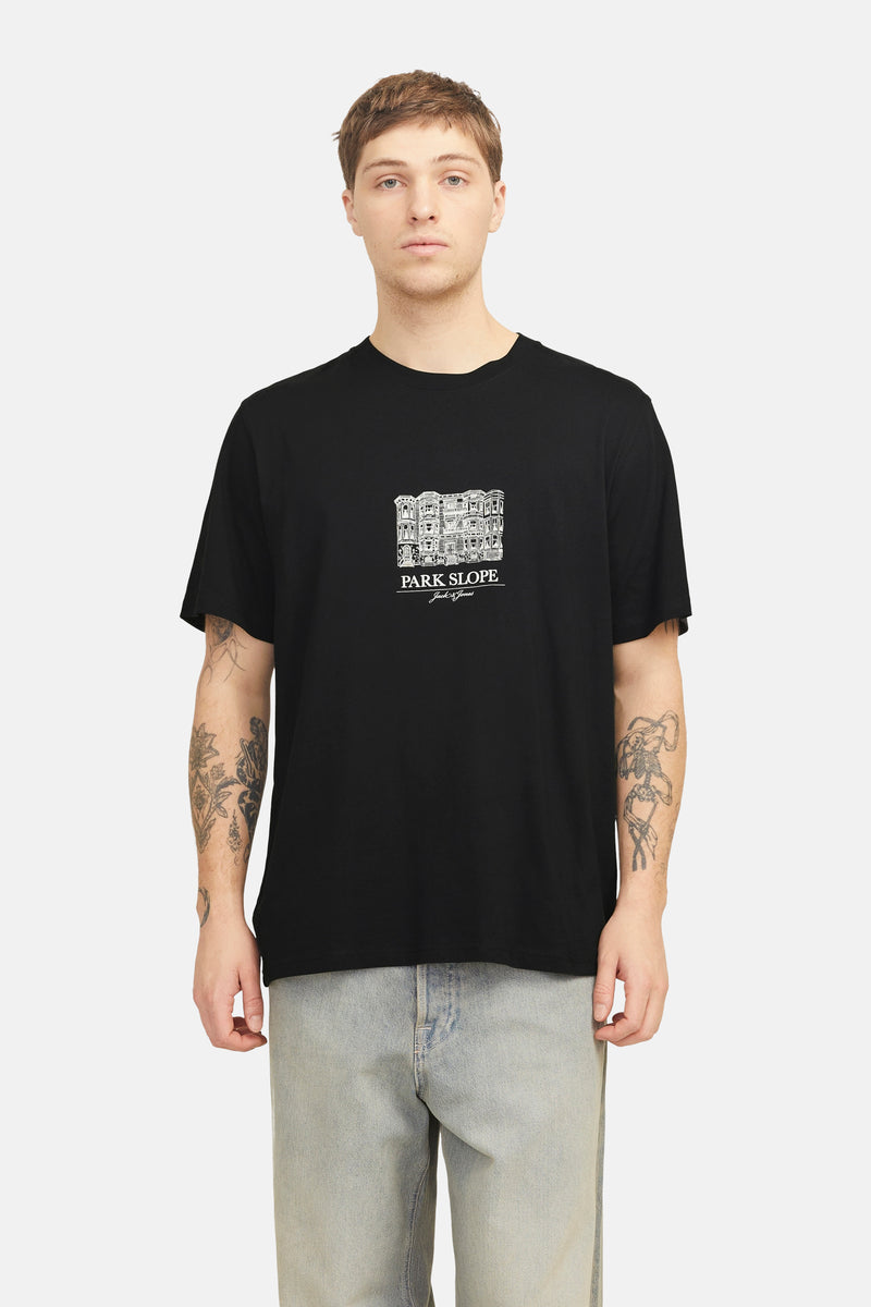 Zwart T-shirt met korte mouwen van ORIGINALS BY JACK & JONES, met een grafische print op de borst, gedragen met een lichte spijkerbroek.