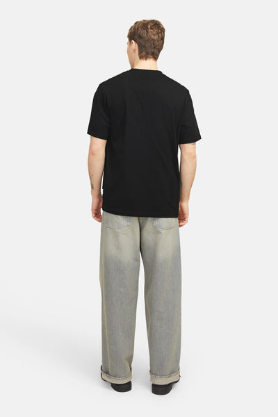 Zwart T-shirt met korte mouwen van ORIGINALS BY JACK & JONES, gedragen met een wijde jeans.