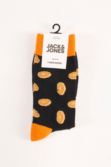 Chaussettes noires à motif orange, par ACCESSORIES BY JACK & JONES, présentées sur un cintre.