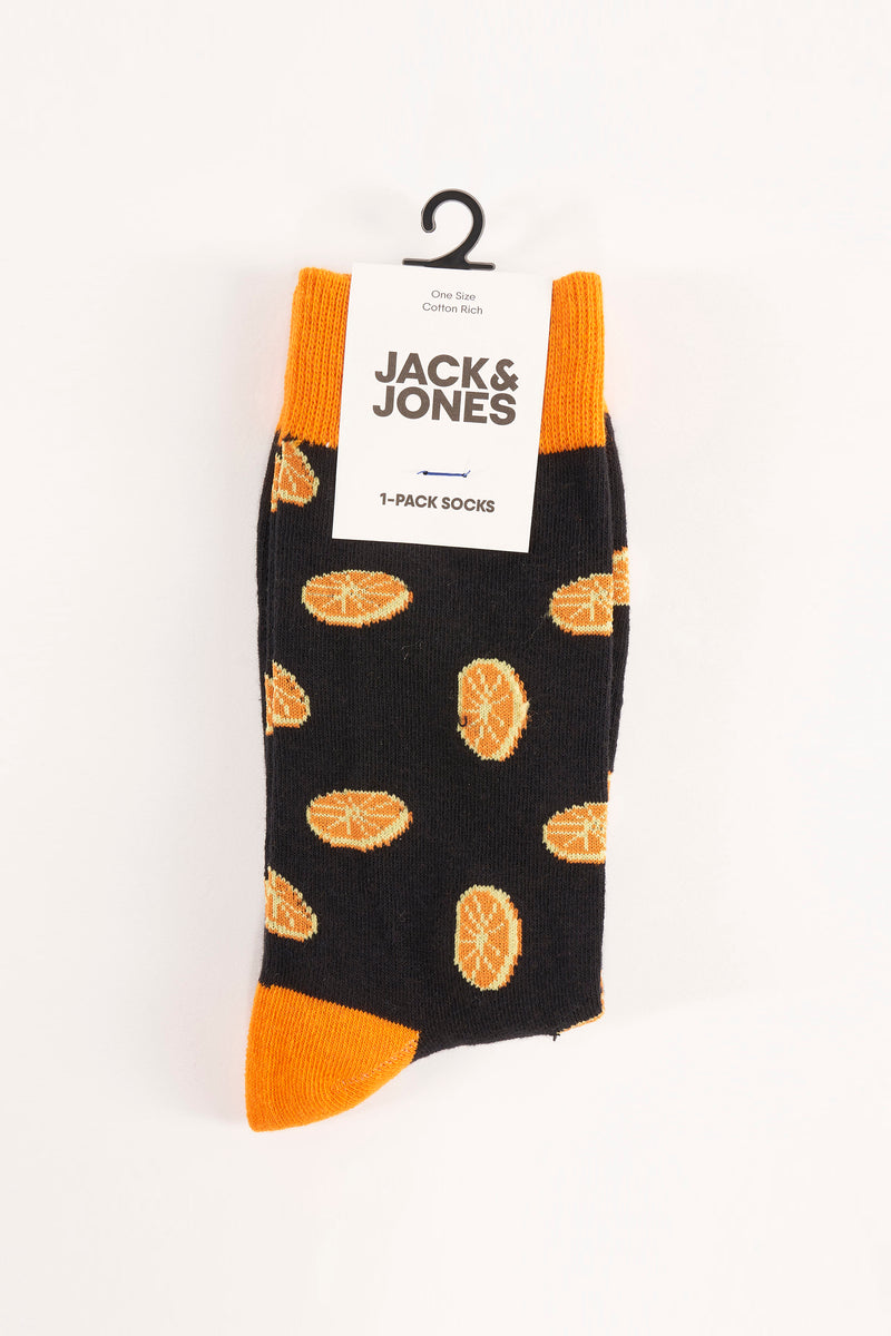 Chaussettes noires à motif orange, par ACCESSORIES BY JACK & JONES, présentées sur un cintre.