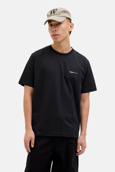 T-shirt noir à manches courtes par ORIGINALS BY JACK & JONES avec logo discret sur la poitrine.