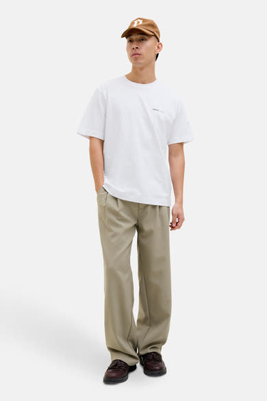 T-shirt à manches courtes blanc par ORIGINALS BY JACK & JONES avec logo discret et porté avec un pantalon beige.