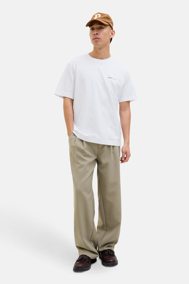 Wit T-shirt met korte mouwen van ORIGINALS BY JACK & JONES met discreet logo, gedragen met een beige broek.