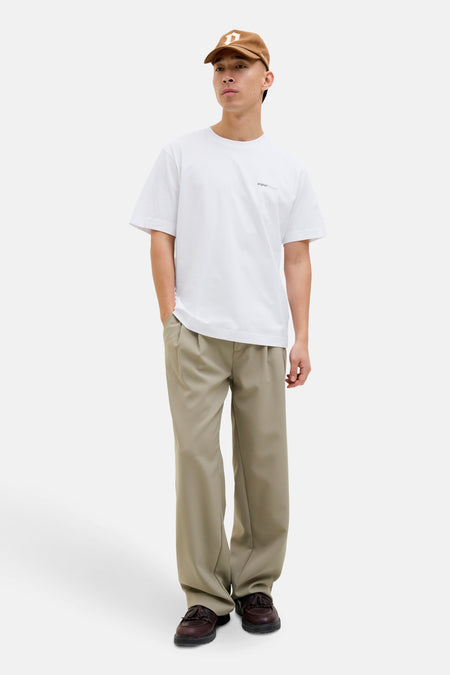 Wit T-shirt met korte mouwen van ORIGINALS BY JACK & JONES met discreet logo, gedragen met een beige broek.