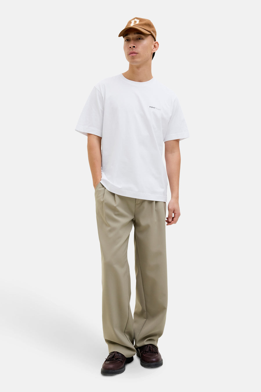 T-shirt à manches courtes blanc par ORIGINALS BY JACK & JONES avec logo discret et porté avec un pantalon beige.