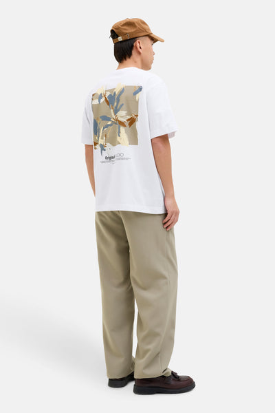 Wit T-shirt met korte mouwen van ORIGINALS BY JACK & JONES, met bloemenprint op de rug, gedragen met een beige broek.