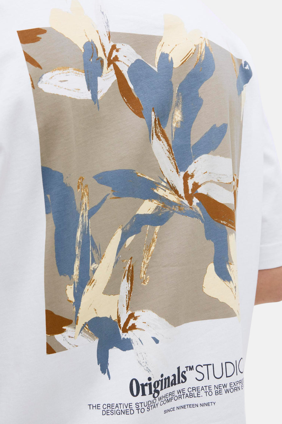 T-shirt à manches courtes blanc de ORIGINALS BY JACK & JONES, avec motif floral et inscription au dos.
