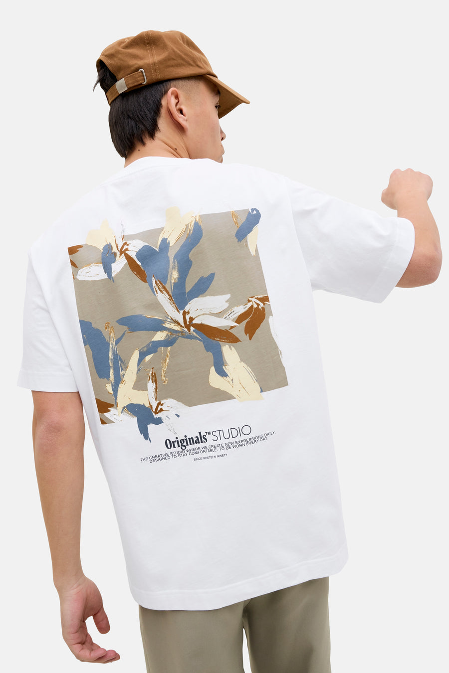 T-shirt blanc à manches courtes par ORIGINALS BY JACK & JONES, avec motif fleuri au dos.