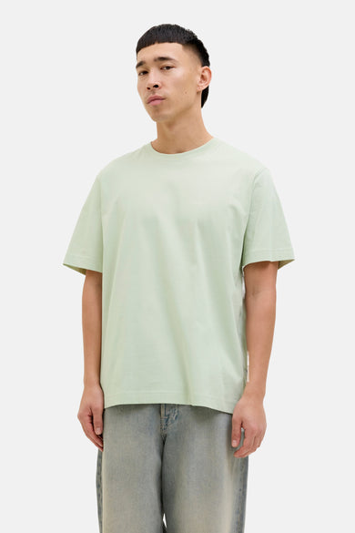 T-shirt à manches courtes vert de ORIGINALS BY JACK & JONES, porté avec un jean ample.