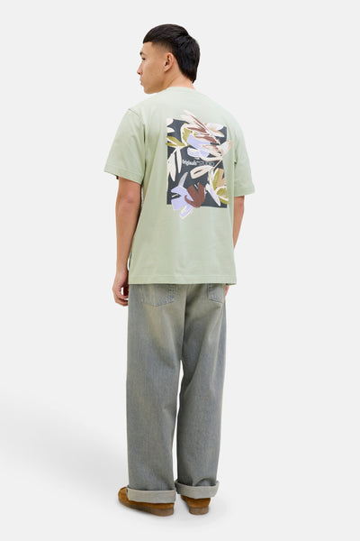 T-shirt à manches courtes vert d'ORIGINALS BY JACK & JONES, imprimé floral graphique au dos, porté avec un jean délavé ample.
