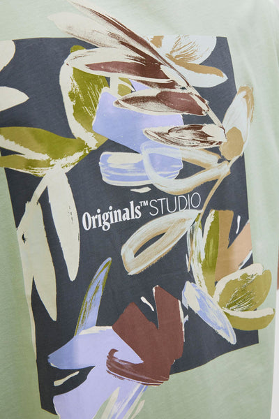 Korte mouwen T-shirt groen van ORIGINALS BY JACK & JONES met een abstract bloemenpatroon.