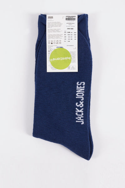 Blauwe sok van JACK & JONES, met het merklogo in het wit gedrukt.
