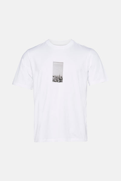 T-shirt à manches courtes blanc de JACK & JONES avec un imprimé graphique abstrait sur le devant.