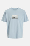 Lichtblauw T-shirt met korte mouwen van JACK & JONES, met een opdruk van een stadslandschap.