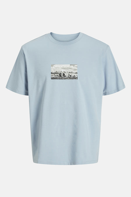 Lichtblauw T-shirt met korte mouwen van JACK & JONES, met een opdruk van een stadslandschap.