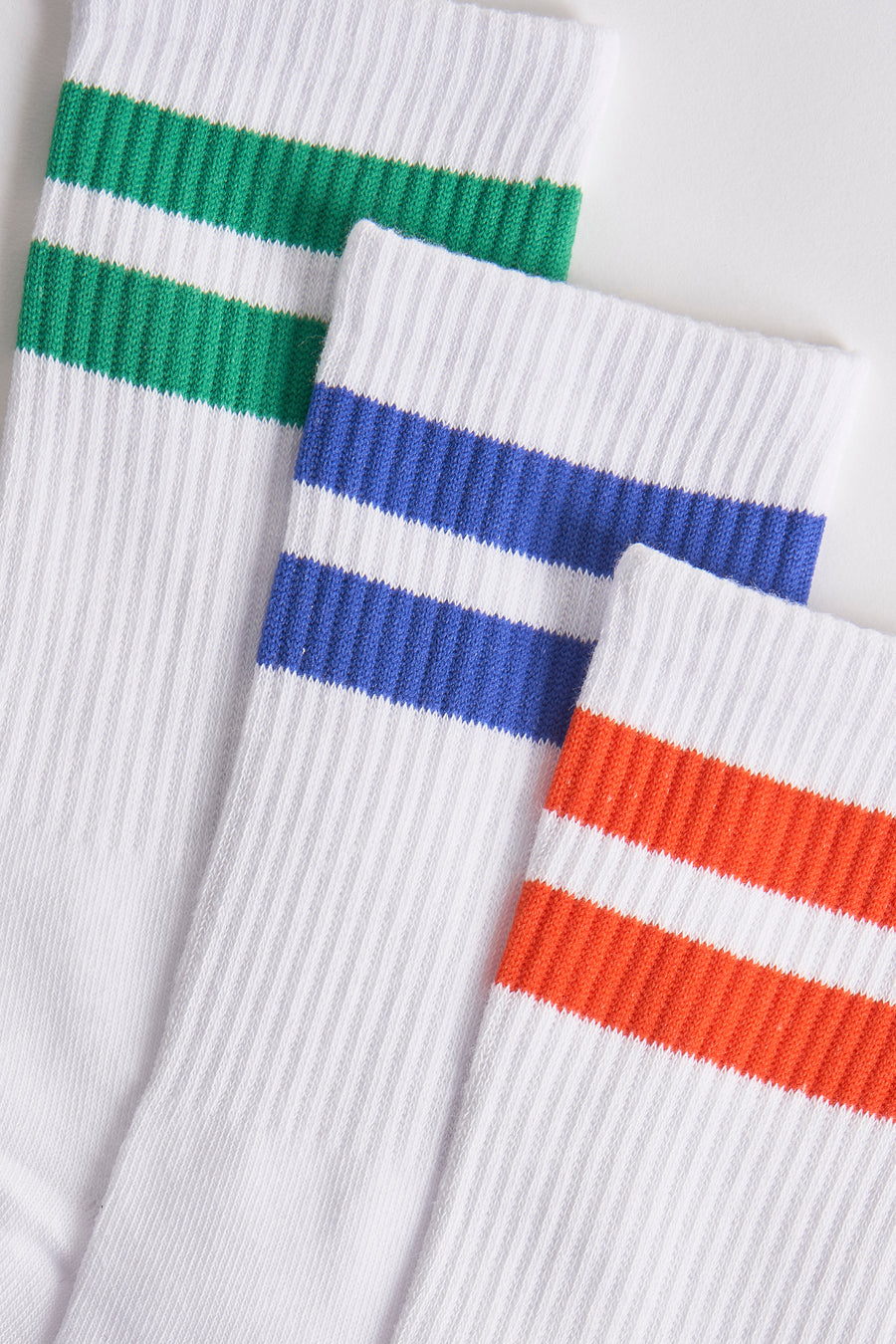 Pack de chaussettes blanches ACCESSORIES BY JACK & JONES, avec rayures vertes, bleues et orange.

