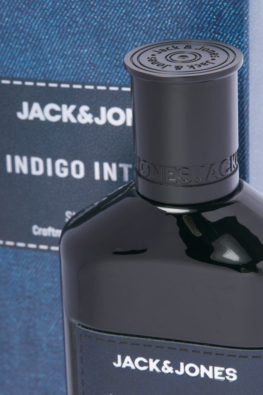 Blauwe parfum van ACCESSORIES BY JACK & JONES, met een zwarte dop en het merklogo op de fles.
