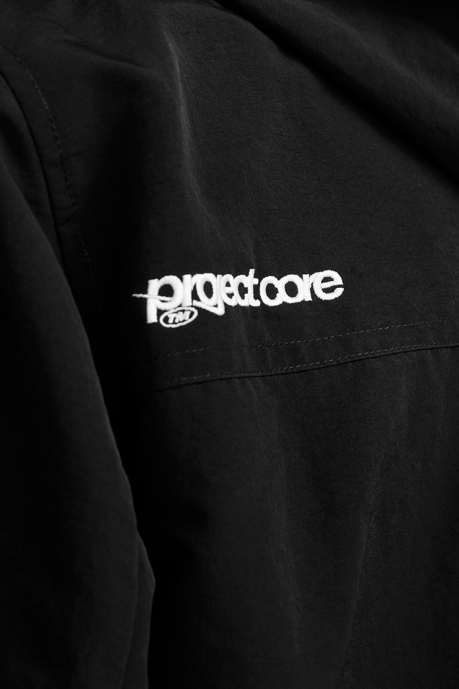 Kort zwart jack van JACK & JONES, met geborduurd logo aan de voorkant en opgestikte zak.